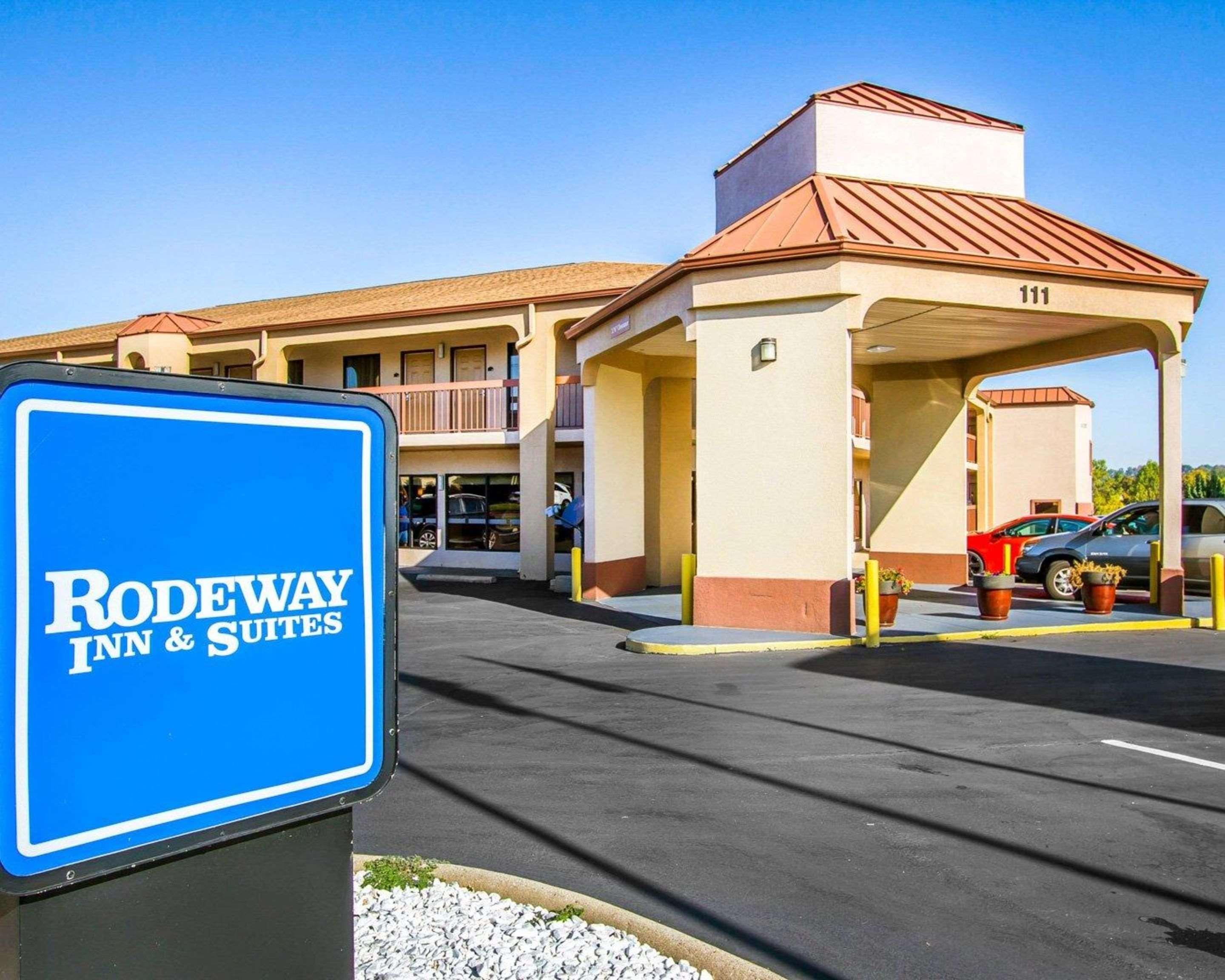 Rodeway Inn & Suites Clarksville Exterior photo