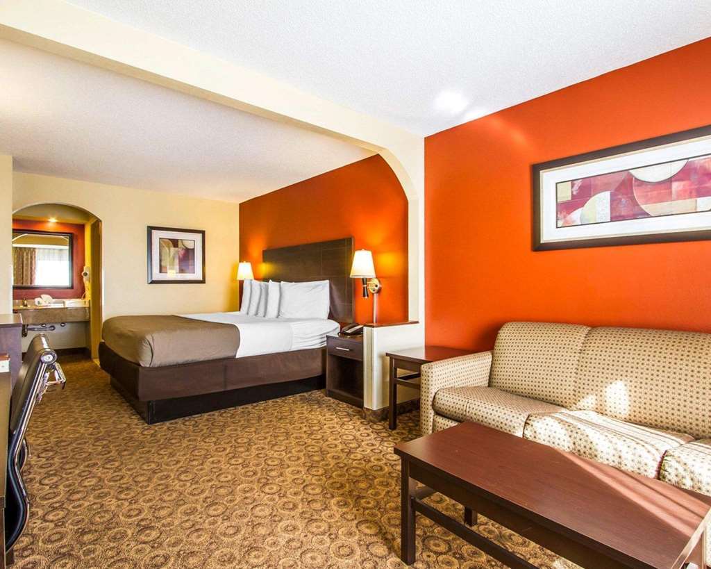 Rodeway Inn & Suites Clarksville Room photo