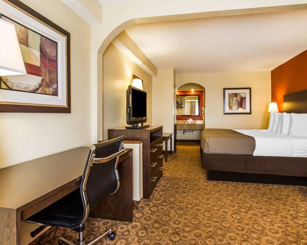 Rodeway Inn & Suites Clarksville Room photo